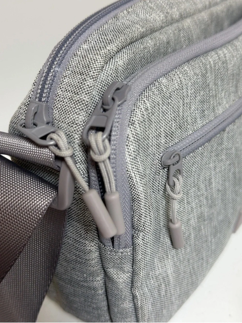 Vera Bradley Women’s Gray Adjustable Strap Multi-Compartment Crossbody Bag